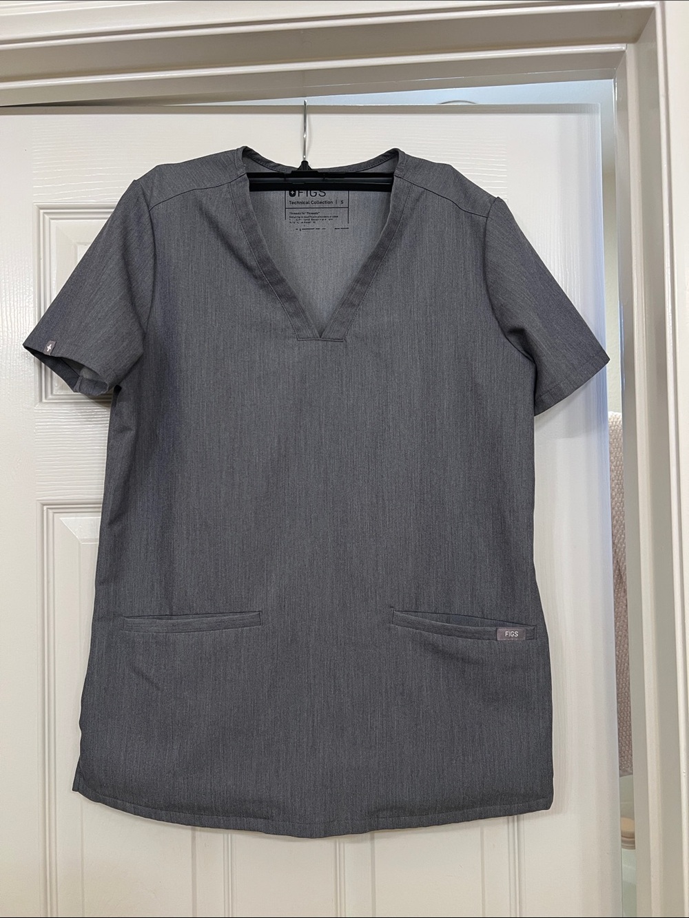 Figs Women's Short Sleeve V-Neck Scrub Top in Charcoal